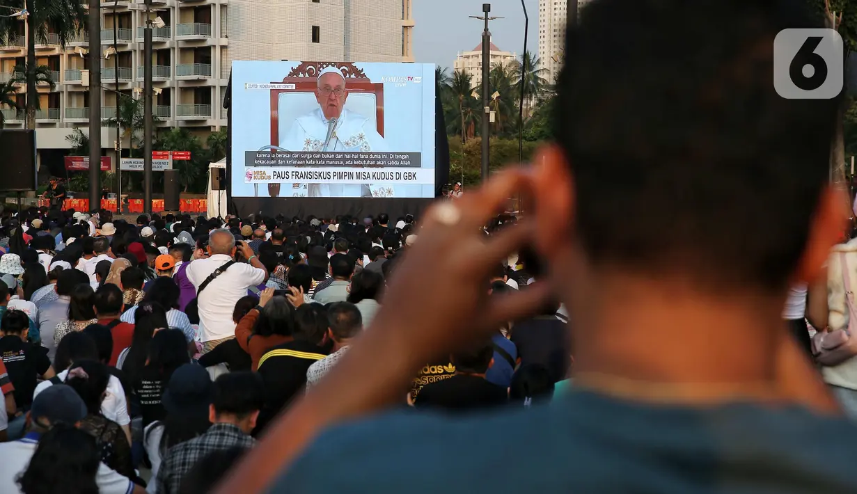 Pemimpin tertinggi gereja Katolik Sedunia Suci Vatikan, Paus Fransiskus memimpin langsung misa agung di Stadion Utama Gelora Bung Karno (SUGBK) Jakarta. (Liputan6.com/Angga Yuniar)