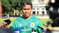 Pelatih Timnas Indonesia U-17, Bima Sakti memberikan keterangan kepada wartawan setelah sesi latihan di Lapangan A Senayan, Jakarta, Kamis (20/7/2023). Sebanyak 34 pemain mengikuti seleksi skuad Piala Dunia U-17 2023 di Indonesia. (Bola.com/M Iqbal Ichsan)