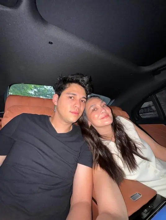 Luna Maya memiliki panggilan sayang untuk Maxime Bouttier dengan sebuta Bebe yang diunggah oleh ibundanya dalam sebuah vlognya di YouTube. Banyak netizen yang mengira bahwa hubungan keduanya sudah begitu dekat dan sudah saling berkenalan dengan orang tua masing-masing. (Liputan6.com/IG/@bouttier_maxime)