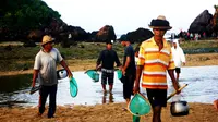 Perayaan tradisi adat tahunan suku Sasak Lombok, NTB, Bau Nyale atau menangkap cacing laut. (Hans Bahanan/Liputan6.com)