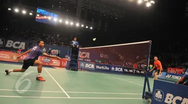 Pebulutangkis, Tommy Sugiarto mengembalikan kok ke Pebulutangkis Lin Dan di Turnamen Bulutangkis BCA Indonesia Open Superseries Premier 2015 di Istora Senayan, Jakarta, Rabu (3/6/2015). Tommy menang 19-21 21-8 21-16. (Liputan6.com/Herman Zakharia)