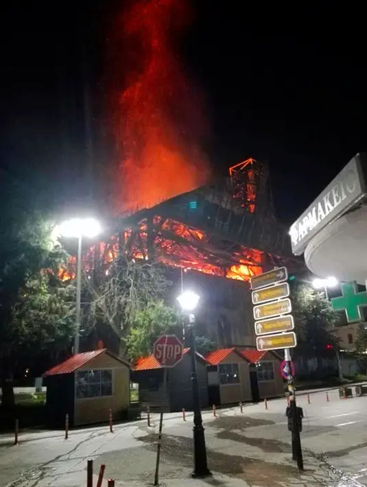 Kobaran api muncul di tengah proses restorasi masjid bersejarah di era Ottoman di Kota Didymoteicho, Yunani, Rabu (22/3). Penyebab kebakaran Masjid Bayezid yang sebagian besar terbuat dari kayu itu masih belum diketahui. (ALEXANDRA GIDIKA/EUROKINISSI/AFP)