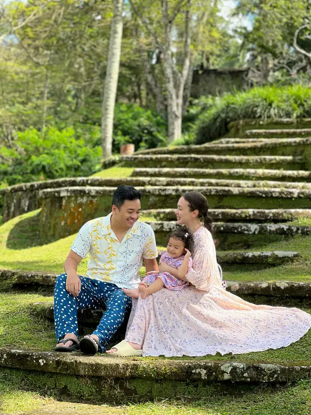 6 Momen Liburan Rianti Cartwright dan Suami, Kompak Asuh Buah Hati
