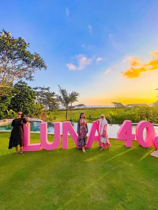 Pesta ulang tahun ke-40 artis kelahiran Denpasar itu bertajuk Luna 4.0 terlihat mewah dan berkelas.  Acara tampak begitu meriah dengan kehadiran banyak teman selebriti. [Instagram/mrsayudewi]