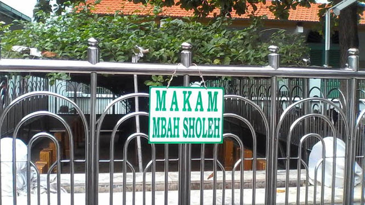 Kisah Mbah Sholeh, Santri Sunan Ampel yang Punya 9 Makam