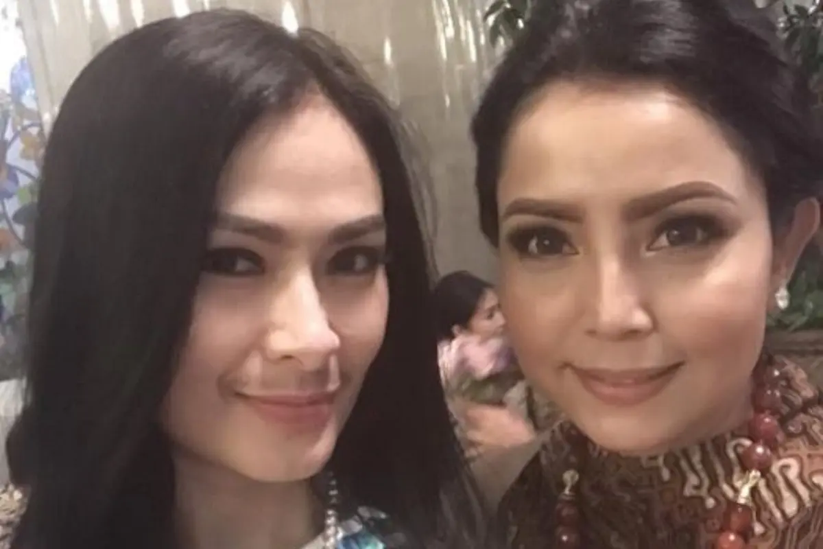 [Bintang] Iis Dahlia dan Mayangsari