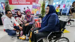 PT KAI Commuter meluncurkan kartu khusus disabilitas yang dapat digunakan sebagai identitas penyandang disabilitas. (Liputan6.com/Herman Zakharia)