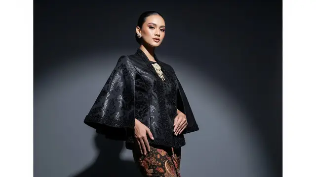 Model Atasan Brokat Hitam Bawahan Batik Terbaru