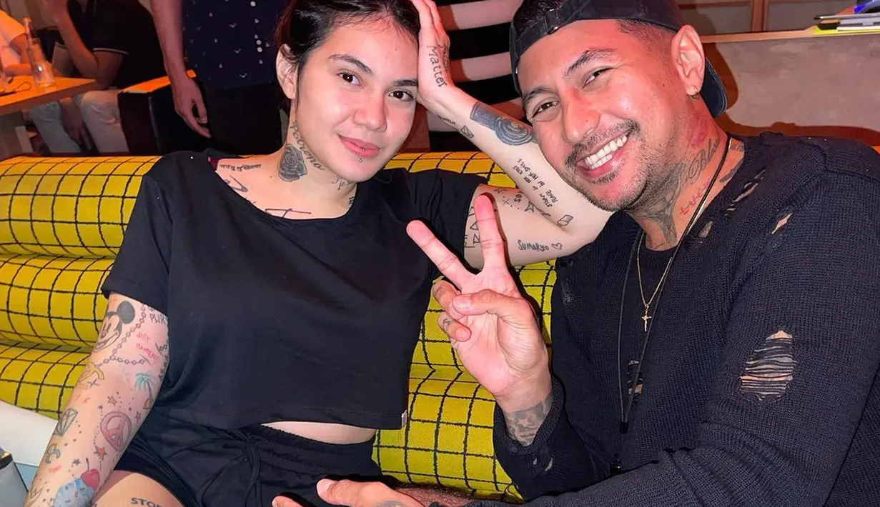 Keduanya dinilai cocok untuk satu sama lain. Selain karena sama-sama cinta, penampilan nyentrik keduanya bertato juga membuat mereka serasi. [Instagram @lorianapurwanto]