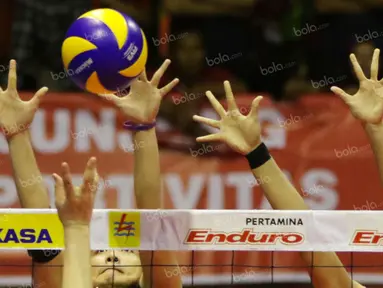 Aksi dua pemain putri Jakarta Pertamina Energi saat melakukan blok pada lanjutan Proliga 2016 di Hall Basket Gelora Bung Karno, Senayan, Jakarta, Sabtu (2/4/2016). (Bola.com/Nicklas Hanoatubun)