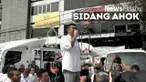 Dengan mengenakan pakaian yang berwarna putih dan sebagian baju kotak-kotak, mereka meminta masyarakat memaafkan kesalahan Ahok