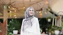 Dengan gamis bewarna putih serta jilbab corak abu yang syari membuat penampilan Dian terlihat simpel namun tetap menawan (Liputan6.com/IG/dianpelangi)