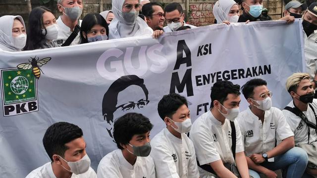 Arzeti Bilbina turun ke jalan membagikan takjil