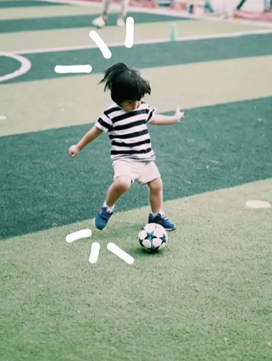 Seperti anak laki-laki biasanya. Sekala juga hobi bermain sepak bola. (Liputan6.com/IG/sekala_belove_)