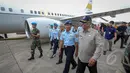 Kepala Badan Nasional Penanggulangan Bencana (BNPB) Syamsul Maarif (kanan) saat mengantarkan rombongan "Indonesia Peduli Nepal" di Bandara Halim perdana Kusuma, Jakarta, Rabu (29/4/2015). (Liputan6.com/Faizal Fanani) 