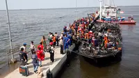 Kapal Zahro Express yang terbakar di perairan Kepulauan Seribu, tiba di Pelabuhan Muara Angke, Jakarta, Minggu (1/1). Dilaporkan sebanyak 23 orang meninggal dunia, 17 luka-luka, 17 orang hilang dan 194 orang selamat. (REUTERS/Darren Whiteside)