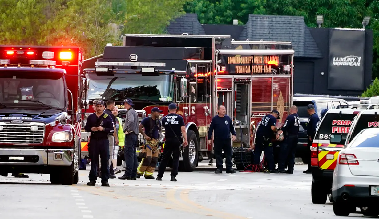 <p>Seperti diberitakan nytimes.com pada Selasa (29/8/2023) WIB, sebuah helikopter penyelamat yang mengalami masalah mekanis terbakar dan menabrak sebuah gedung apartemen di Pantai Pompano, Florida, Senin pagi waktu setempat. Menurut pihak berwenang, kejadian tersebut menewaskan dua orang dan melukai empat lainnya. (AP Photo/Marta Lavandier)</p>
