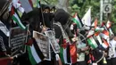 Massa yang tergabung dalam Aqsa Working Group (AWG) membentangkan poster dan bendera Palestina serta Indonesia saat menggelar Aksi Damai Solidaritas untuk Palestina di Kantor Kedutaan Besar Palestina untuk Indonesia. (merdeka.com/Iqbal S. Nugroho)