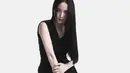 Dengan desain Lady Dior yang lebih simple, Jisoo kenakan sleeveless wool dan rok mini [Dior]