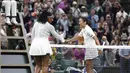 Petenis AS Serena Williams bersalaman dengan Harmony Tan dari Prancis dalam pertandingan tunggal putri babak pertama kejuaraan tenis Wimbledon di London, Selasa (28/6/2022). Ini adalah kali pertama Serena Wlliams bertanding di turnamen singles sejak ia cedera pada laga ronde pertama Wimbledon 2021. (AP Photo/Alberto Pezzali)