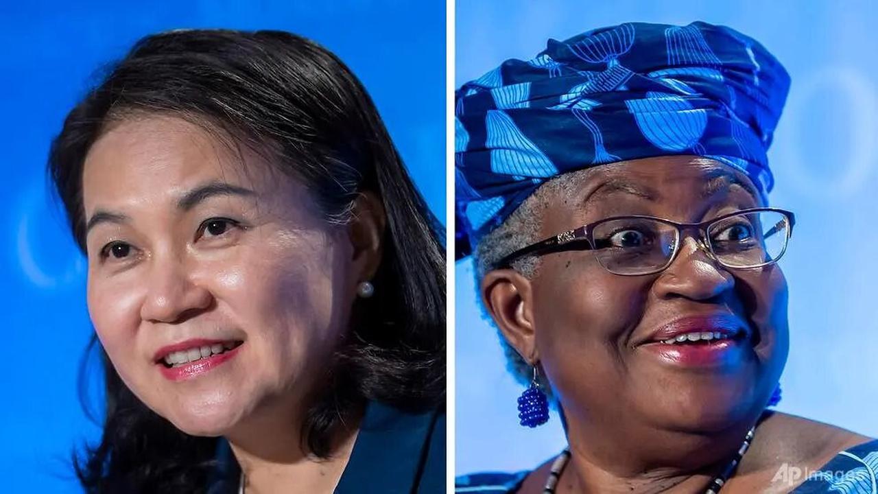 (Kiri) Yoo Myung-hee dari Korea Selatan dan (kanan) Ngozi Okonjo-Iweala dari Nigeria telah memenuhi syarat sebagai dua finalis untuk menjadi direktur jenderal Organisasi Perdagangan Dunia berikutnya.