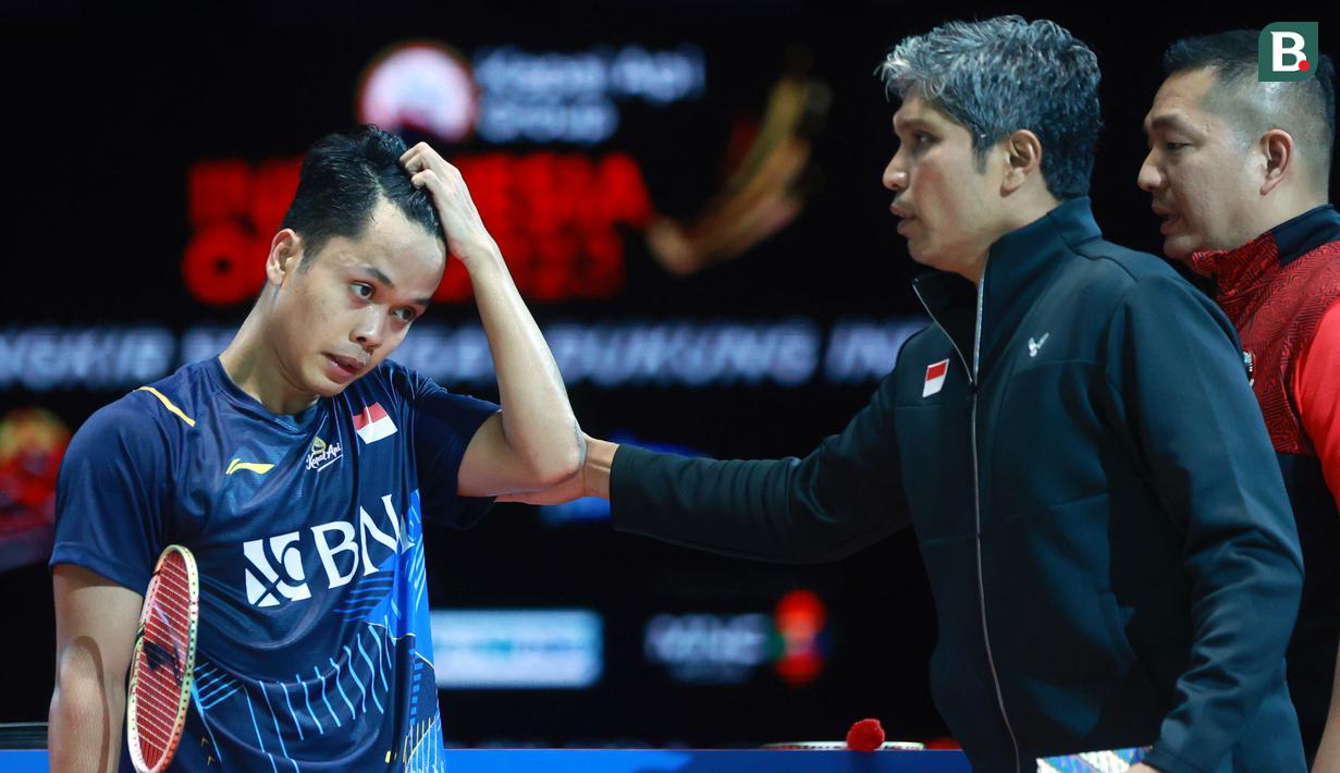 Ekspresi kekecewaan dari tunggal putra Indonesia, Anthony Ginting, setelah ditaklukkan wakil Denmark, Viktor Axelsen, pada laga final Indonesia Open 2023 di Istora Gelora Bung Karno, Jakarta, Minggu (18/6/2023). (Bola.com/M Iqbal Ichsan)