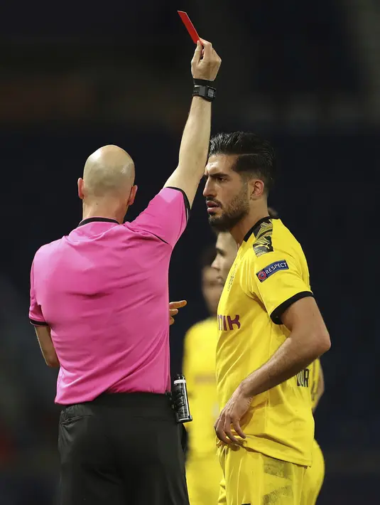 Wasit Anthony Taylor memberikan kartu merah ke gelandang Borussia Dortmund, Emre Can  pada pertandingan leg kedua babak 16 besar Liga Champions di stadion Parc des Princes, Paris, Prancis (12/3/2020). PSG menang 2-0 atas Dortmund dan melaju ke perempat final. (UEFA via AP)