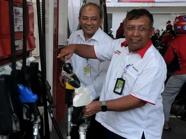 Direktur Pemasaran Pertamina, Ahmad Bambang (Kanan) dan SVP Fuel Marketing Pertamina, Muhamad Iskandar (Kiri)  saat mengecek handle bensin Pertalite di SPBU, Kawasan Abdul Muis, Jakarta, Kamis (23/7/2015). (Liputan6.com/JohanTallo)