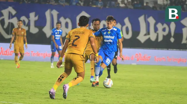 Persib Bandung bermain imbang tanpa gol melawan Bhayangkara FC pada pekan ke 30 BRI Liga 1 2022/2024 di Stadion Si Jalak Harupat, Soreang. (Bola.com/Erwin Snaz)
