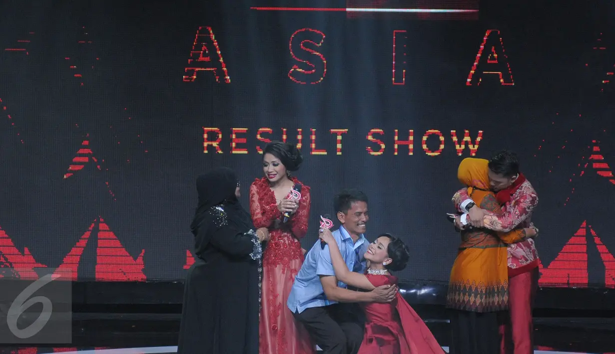Lesti, Danang dan Shiha Zikir didampingi orangtua masing-masing saling berpelukan usai pengumuman pemenang dalam Grand Final D'Academy Asia 2015 Result Show di Studio 5 Indosiar, Jakarta, Selasa (29/12). (Liputan6.com/Herman Zakharia)