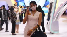 Seorang Sales Promotion Girl (SPG) berpose pada perhelatan Gaikindo Indonesia International Auto Show (GIIAS) 2021 di ICE BSD, Tangerang, Banten, Senin (15/11/2021). Kehadiran model menghiasi pameran otomotif GIIAS 2021 yang berlangsung hingga 21 November mendatang. (Liputan6.com/Angga Yuniar)