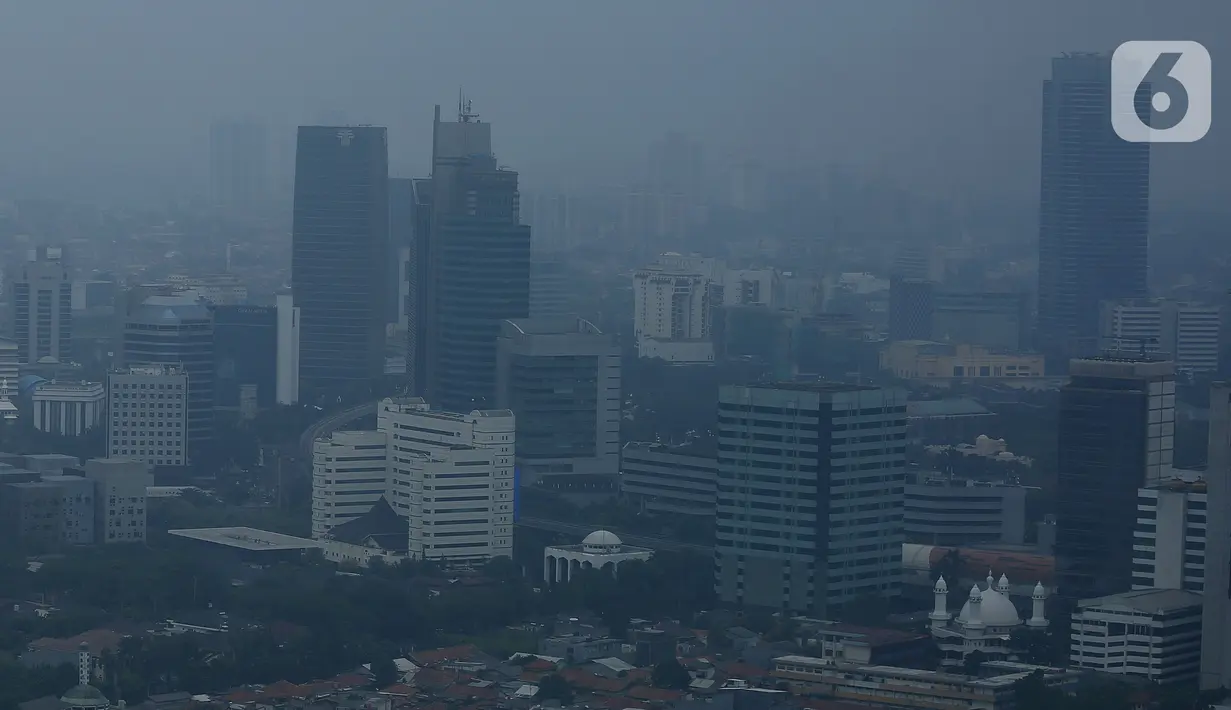 Berdasarkan data IQAir pukul 16.29 WIB, Jakarta tercatat menjadi kota dengan kualitas udara dan polusi terburuk di dunia dengan nilai indeks 168 atau masuk kategori tidak sehat. (merdeka.com/Arie Basuki)