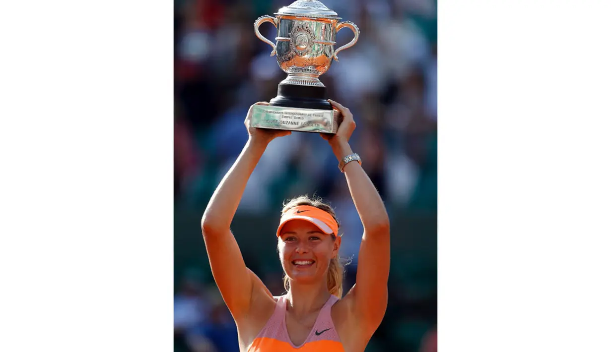 Maria Sharapova mengangkat trofi juara turnamen Perancis Terbuka di Stadion Roland Garros, Paris, (7/6/2014). (REUTERS/Vincent Kessler)
