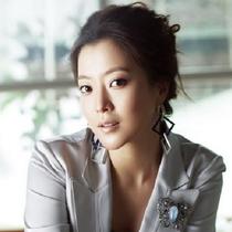 Di balik wajahnya yang cantik, Kim Hee Sun ternyata takut dengan ikan. (Foto: soompi.com)