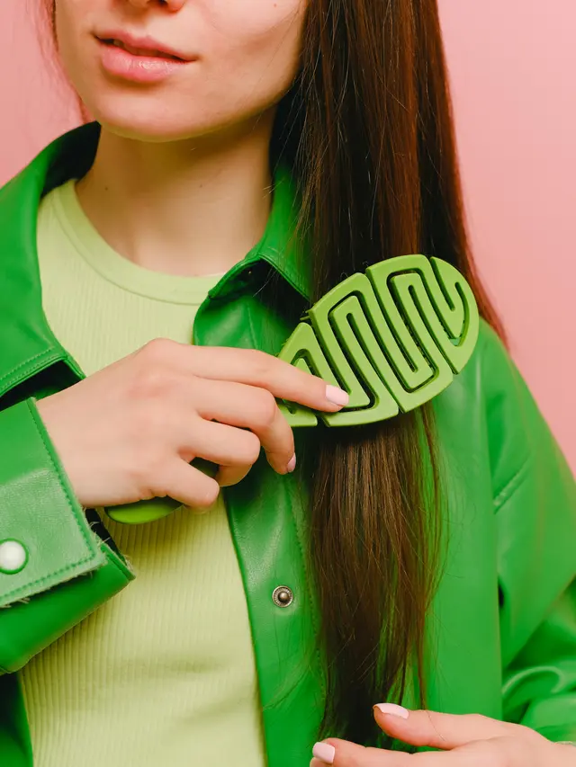 2. Jangan Terlalu Sering Menyisir Rambut