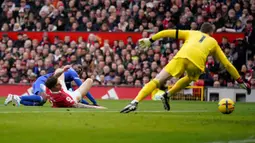 Pemain Leicester City Kelechi Iheanacho gagal mencetak gol ke gawang Manchester United pada pertandingan sepak bola Liga Inggris di Stadion Stamford Bridge, Manchester, Inggris, 19 Februari 2023. Manchester United mengalahkan Leicester City dengan skor 3-0. (AP Photo/Dave Thompson)