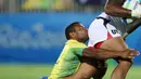 Pemain Rugby asal Brasil, Andre Nascimento (kiri) berusaha menangkap Kisi Keomaka Unufe asal Amerika Serikat saat bertanding di Olimpiade Rio 2016, Brasil pada 9 Agustus 2016. (REUTERS/ Phil Noble)