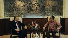 Ketua DPD RI Irman Gusman (kanan) menerima kunjungan Duta Besar Republik Belarus untuk Indonesia, Jakarta, Jumat (7/11/2014). (Liputan6.com/Andrian M Tunay)