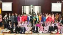Prof. DR. dr. Ratna Sitompul Sp.M(K) (tengah) berfoto bersama koleganya usai dikukuhkan sebagai Guru Besar Tetap Fakultas Kedokteran Universitas Indonesia di Aula IMERI Fakultas Kedokteran UI, Jakarta, Sabtu (12/1). (Liputan6.com/Helmi Fithriansyah)