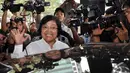   Menteri Lingkungan Hidup dan Kehutanan Siti Nurbaya melambaikan tangan kepada awak media usai konferensi pers di Gedung KPK, Jakarta, Jumat (7/11/2014) (Liputan6.com/Miftahul Hayat)