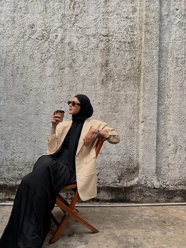 6 Gaya Lady Boss ala Paula Verhoeven, Pesona Kecantikan Perempuan Mandiri dan Serba Bisa