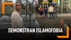 Gadis Berhijab Foto Tersenyum Bareng Demonstran Islamofobia