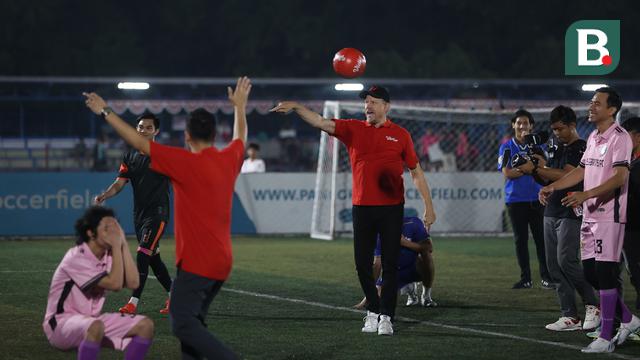 Foto: Sempat Debat dengan Raffi Ahmad, Ini Dia Keseruan Peter Schmeichel saat Ikuti Rangkaian Acara Fun Football di Pancoran