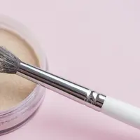 Brush yang digunakan oleh banyak perempuan untuk membantu dalam memakai makeup seringkali terlupakan untuk dibersihkan. [Dok/freepik.com]