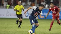 Gelandang Arema FC, Balsa Bozovic, mengontrol bola saat melawan Persija Jakarta pada laga Liga 1 di SUGBK, Jakarta, Sabtu (31/3/2018). Persija menang 3-1 atas Arema FC. (Bola.com/Vitalis Yogi Trisna)