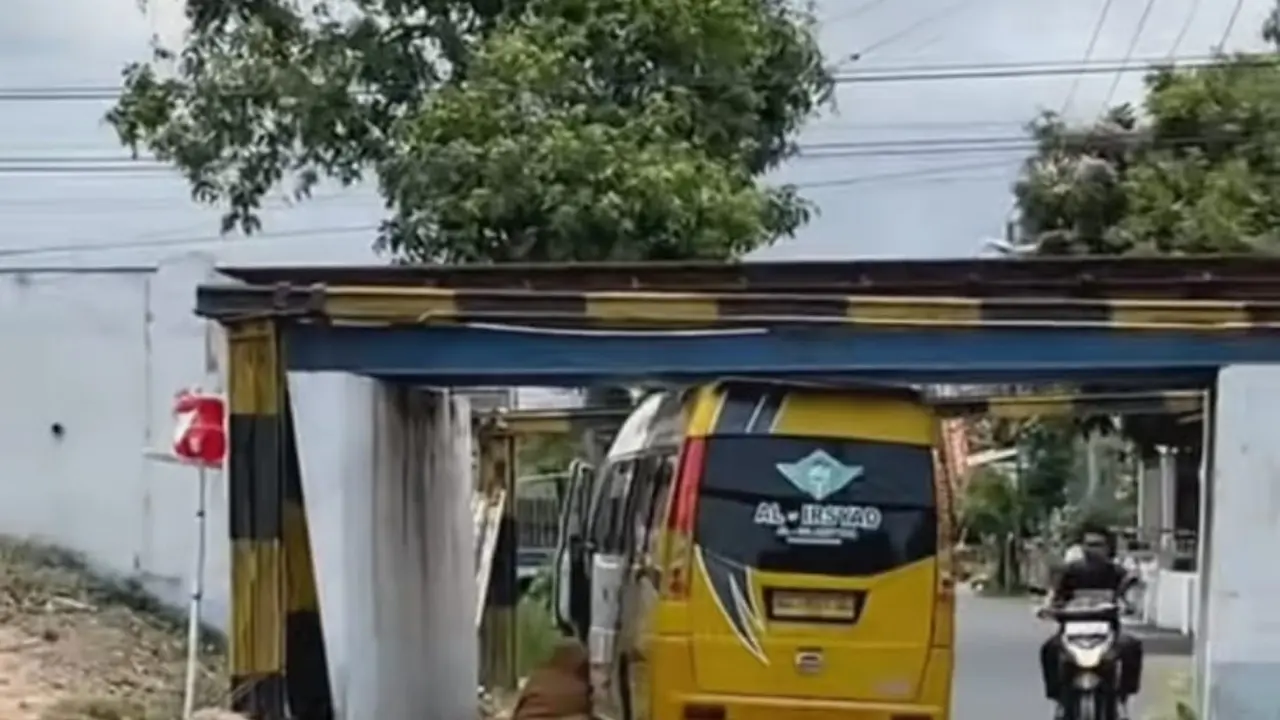 Mobil Elf Tersangkut di Andrrpas Ngujang- Kras.