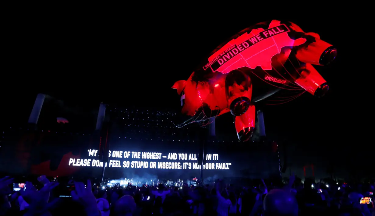Sebuah balon besar bentuk babi diterbangkan saat musisi Roger Waters tampil di festival musik Desert Trip di Empire Polo Club di Indio, California AS, (9/10). Disebuah layar terlihat tulisan untuk capres AS, Donald Trump. (REUTERS/Mario Anzuoni)