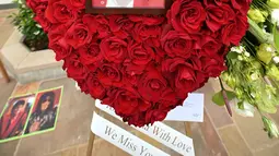 Foto dan bunga diletakkan di luar tempat peristirahatan terakhir Michael Jackson di mausoleum Holly di Terrace Forest Lawn Cemetery, California, Selasa (25/6/2019). Tepat pada hari ini sepuluh tahun yang lalu berita kematian King of Pop Michael Jackson sempat mengguncang dunia. (Robyn Beck/AFP)