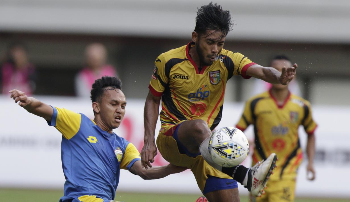 Gelandang Mitra Kukar, Syahroni, mengontrol bola saat melawan Bhayangkara FC pada laga Piala Presiden 2019 di Stadion Patriot, Jawa Barat, Senin (11/3). Bhayangkara FC menang 2-1 atas Mitra Kukar. (Bola.com/M Iqbal Ichsan)