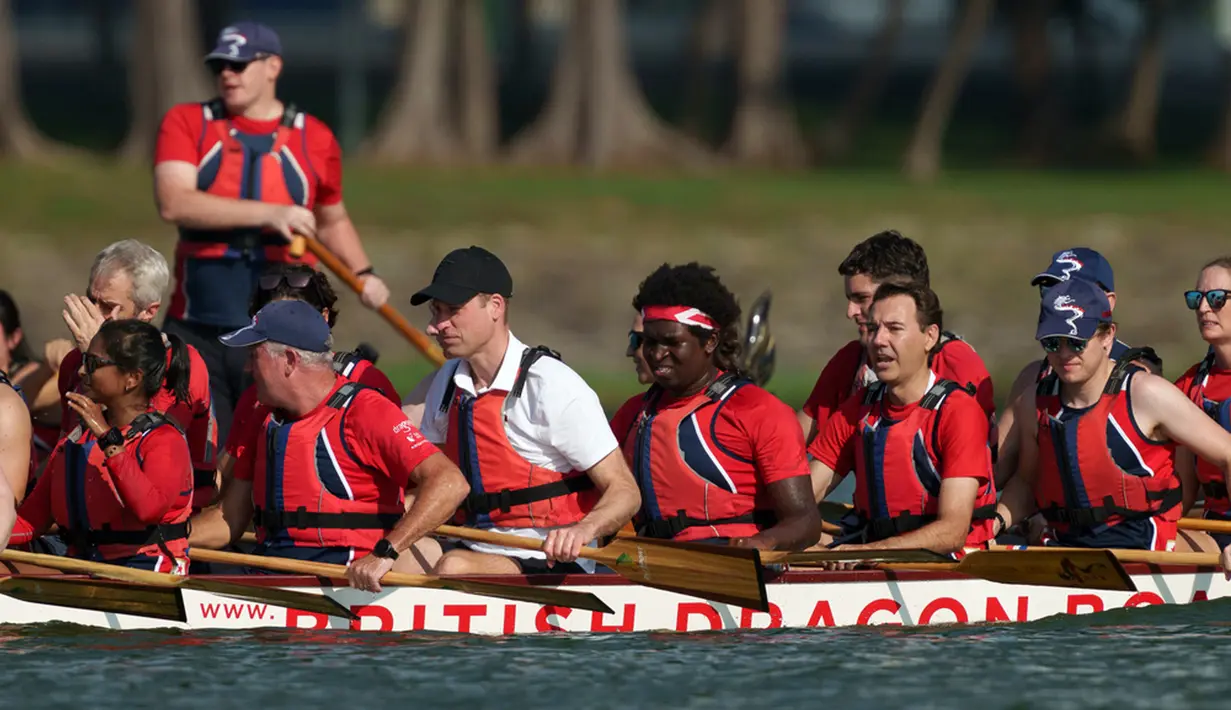 Seperti para pendayung lainnya juga mengenakan rompi pelampung warna oranye, Pangeran Wales itu duduk di perahu panjang dan sempit sambil mendayung bersama atlet dari klub British Dragons di Sungai Kallang. (AP Photo/Vincent Thian)